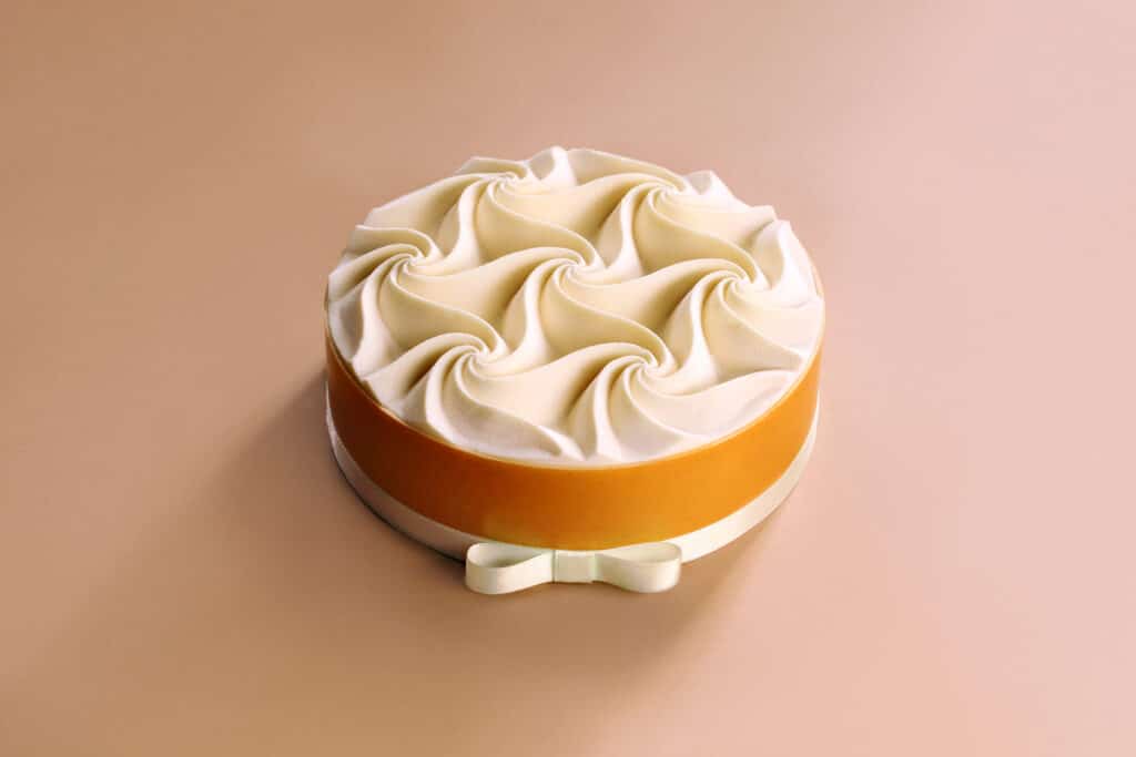 Tesselation cake shows an example of Dinara Kasko's 3D-printed cake designing.