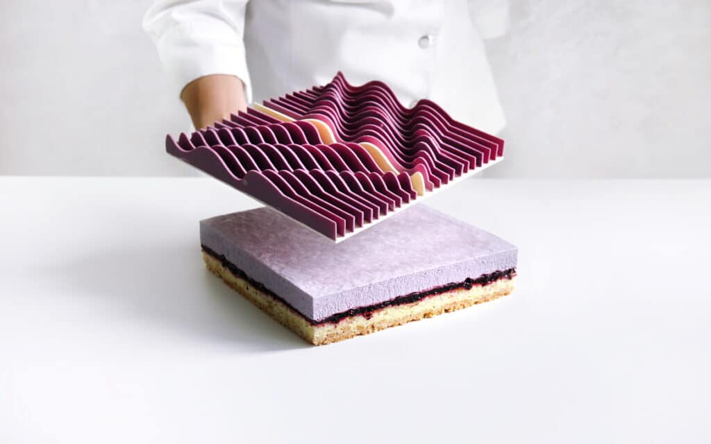 Example Dinara Kasko's 3D-printed cake with unique geometric top