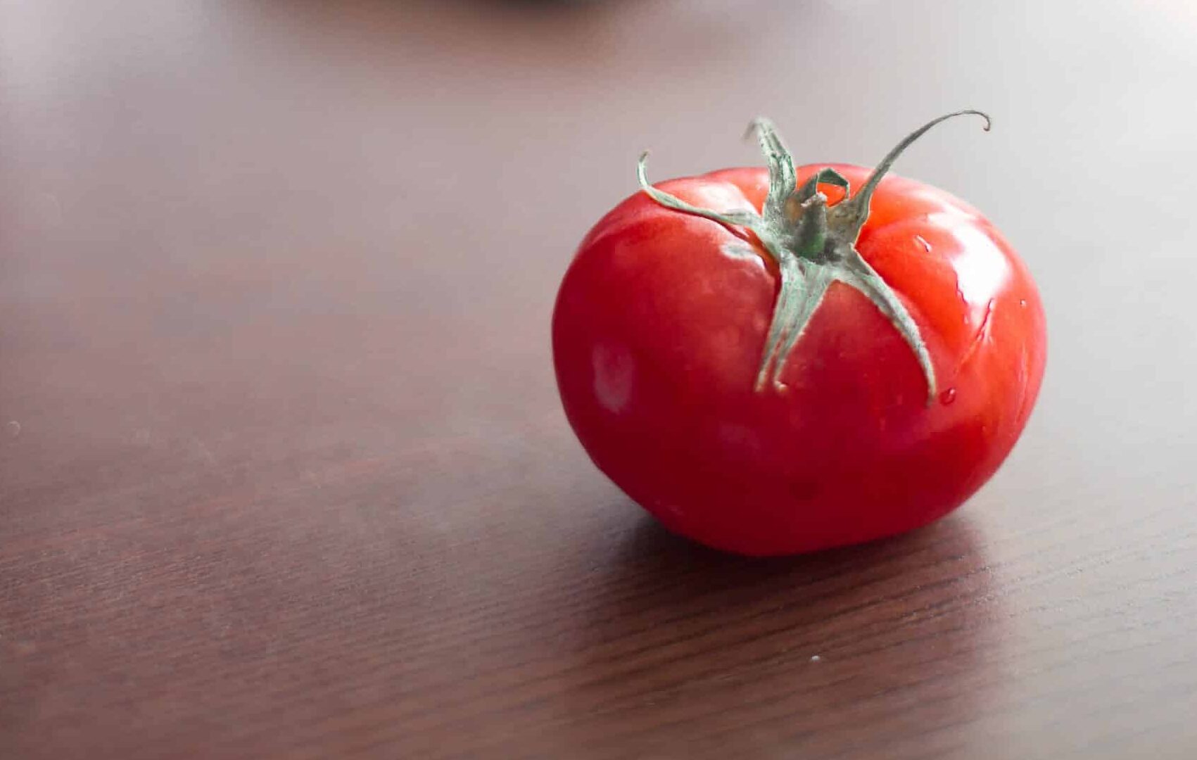 Image of a tomato on a desk